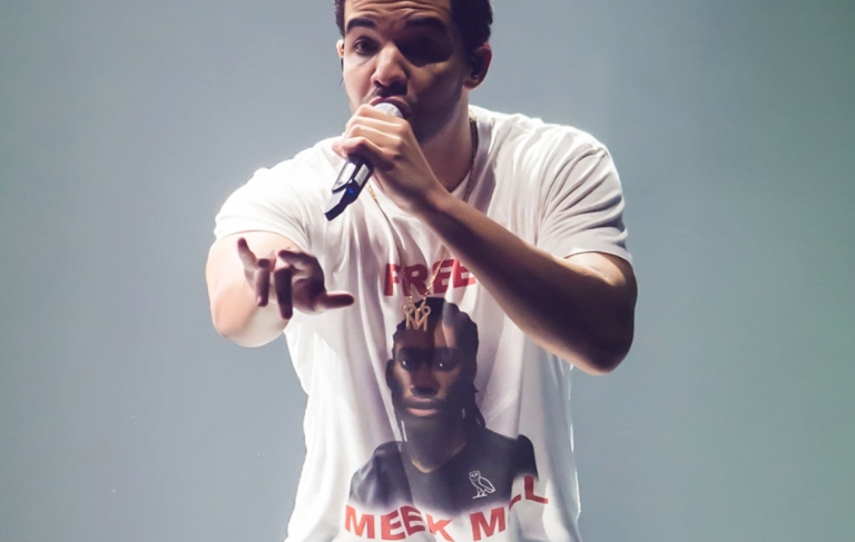 Drake performing 2015.